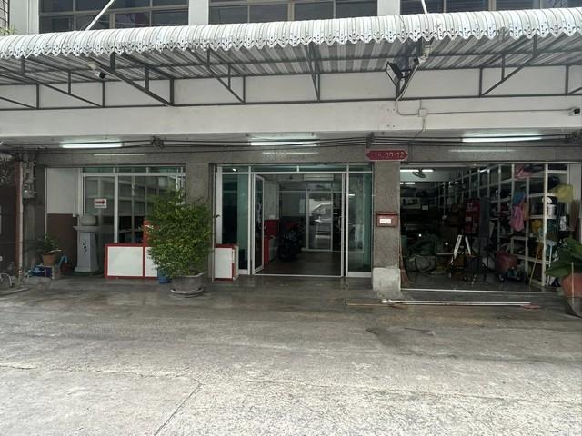 ให้เช่าพื้นที่อาคารพาณิชย์ เฉพาะชั้นล่าง พื้นที่ประมาณ 100 ตารางเมตร ถนนพระราม 6 เขตราชเทวีราคาเช่า 32,000 บาท / เดือน ( ประกัน 2 เดือน ล่วงหน้า 1 เดือน )ที่ตั้ง ถนนพระราม 6 แขวงทุ่งพญาไท เขตราชเทวี กรุงเทพมหานคร 10400ติดต่อ : คุณภัสพงณ์ 063-409-8164Line : deedaa23พื้นที่ใช้สอย 100 ตารางเมตร แอร์ 2 เครื่อง จอดรถ 2 คันกั้นห้องทำออฟฟิศประมาณ 40 ตารางเมตรการเดินทางสะดวก- ใกล้ BTS - ใกล้ทางด่วนราคาเช่า 32