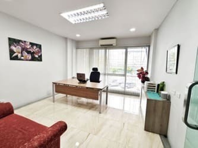 ในย่านธุรกิจ ทำเลดี ตกแต่งหรู ให้เช่าโฮมออฟฟิศ 4 ชั้น 7นอน ถ.รามคำแหง 155-170 รถไฟฟ้า สายสีส้ม ราษฎร์พัฒนา  26 ตรว. 5แอร์  10จอดรถ