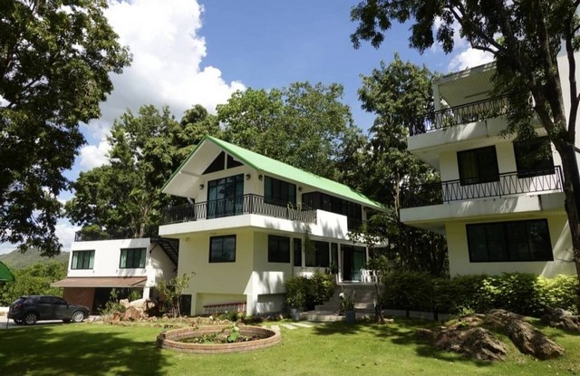 บ้านเขาใหญ่ หนองสาหร่ายนีน่า นิค : 094-6599-369ขายบ้านพักตากอากาศบนพื้นที่ 2 ไร่เศษ พร้อมบ้าน 3 หลัง ที่ดินอยู่บนเนินเขา วิวสวยมาก น้ำไม่ท่วมมี Rooftop สนามหญ้า ลานบาบีคิว  อากาศดีมากๆ เหมาะไว้สำหรับพักผ่อน สภาพพร้อมอยู่ เจ้าของดูแลเอง หนองสาหร่าย ปากช่อง ที่ดิน 2 ไร่เศษ มีบ้านพักตากอากาศทั้งหมด 3 อาคารละ 2-3 ชั้น  จำนวนห้องนอน 6-8 ห้อง ปรับเป็นห้องอเนกประสงค์ได้ มีพื้นที่เห