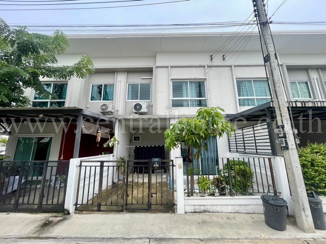 รหัสทรัพย์  5667ทาวน์โฮม เจ ทาวน์ เอ็กคลูซีฟ รังสิต-คลอง 1ที่ตั้ง : ถนน รังสิต-นครนายก 34/1 ตำบล ประชาธิปัตย์ อำเภอ ธัญบุรี จังหวัด ปทุมธานี 12130รายละเอียดทรัพย์ - ทาวน์โฮม 2 ชั้น, ขนาดพื้นที่ 17.8 ตารางวา, พื้นที่ใช้สอย 115 ตารางเมตร- 3 ห้องนอน, 2 ห้องน้ำ, 1 ห้องครัว, 1 ห้องรับแขก,ที่จอดรถ 1 คัน- หน้าบ้านกว้าง 5 เมตร หันหน้าทิศตะวันออกเฉียงใต้- ชั้นล่างพื้นกระเบื้อง / ช