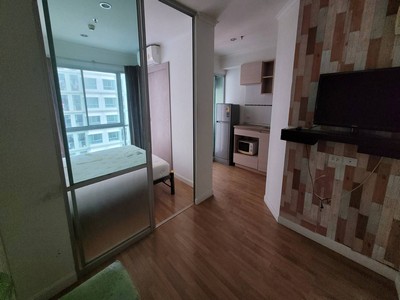 คอนโดริมแม่น้ำ ราคาดีมาก! ขาย คอนโด ลุมพินี พาร์ค ริเวอร์ไซด์ พระราม 3 (Lumpini Park Riverside Rama 3) ติดถนนพระราม3 ติดแม่น้ำ พร้อมส่วนกลางครบครันจัดเต็ม!!.ลุมพินี พาร์ค ริเวอร์ไซด์ พระราม 3- ขนาดห้อง 26.34 ตร.ม. ชั้น 15 อาคาร ดี- 1 ห้องนอน 1 ห้องน้ำ แยกโซนครัวกับโซนห้องรับแขกและห้องนอน- ระเบียงหันออกทิศตะวันตกเฉียงเหนือ.เฟอร์นิเจอร์และเครื่องใช้ไฟฟ้า- ตู้บิลท์อิน- เคาน์เตอร์ครัวบิลท์อิ