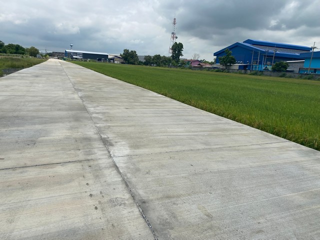 ขายที่ดิน 27 ไร่ แปลงสวย ติดถนนคอนกรีต กว้าง 8-10 เมตร  เขต EEC อ.เมือง ฉะเชิงเทรา  ผังสีม่วงจุดสีขาว