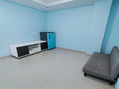 ปล่อยเช่าได้ตลอด กู้เกินได้!! ขายคอนโด กษิรา โมเดิร์น เพลส (Kasira Modern Place) 31.54 ตร.ม .ใกล้นิคมอุตสาหกรรมอมตะนคร.คอนโด กษิราโมเดิร์น เพลสhttps://maps.app.goo.gl/rvnShGrbRQeVENHv5.ขนาด 31.54 ตร.ม- ชั้น 3- 1 ห้องนอนใหญ่- 1 ห้องน้ำ- ห้องรับแขกกว้าง- พื้นที่ครัว- ระเบียง.- ใกล้นิคมอุตสาหกรรม อมตะนคร เหมาะสำหรับนักลงทุน- ปล่อยเช่าได้ตลอด ในราคา 4,500 - 5,000 บ ต่อ เดือน.คอนโดราคา 900,000 บาท สามารถกู้ธนาคารได้ถึง 1,000,000 บาท มีเงิน