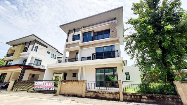 ให้เช่า ทาวน์เฮ้าส์หรูย่านสุขุมวิททองหล่อ บ้านกลางกรุง ทองหล่อ ซ.สุขุมวิท 55 ใกล้ BTS ทองหล่อ เฟอร์ครบ พร้อมเข้าอยู่