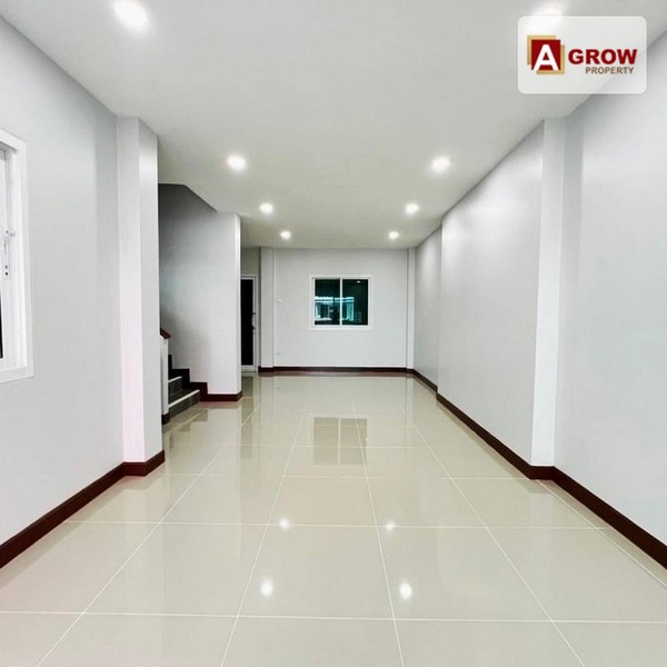 ม. ลภาวัน12 ซ.4 บ้านรีโนเวทใหม่พร้อมหิ้วกระเป๋าเข้าอยู่ได้เลย