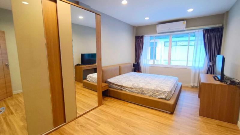 ขายบ้านทาวน์เฮ้าส์ 2 ชั้น ใกล้ ICONSIAMทำเลสุดฮอตในย่านฝั่งธนตัวบ้านรีโนเวทภายในสวยน่าอยู่มากด่วน ! เพียง 3 ล้านบาท ก็เป็นเจ้าของบ้านในทำเลสุดฮอตของฝั่งธนได้บ้านทาวน์เฮ้าส์ 2 ชั้น เนื้อที่ 13 ตารางวา2 ห้องนอน 1 ห้องน้ำในซอยเจริญรัถ 11 ใกล้ ICONSIAM เพียง 1 กิโลเมตรใกล้รถไฟฟ้าสายสีทอง สถานีเจริญนคร ( หน้าไอคอนสยาม )รายละเอียด :ตัวบ้านอยู่ในซอยเจริญรัถ 11แขวงคลองสาน เขตคลอง�