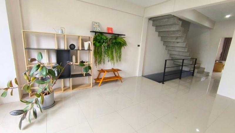 ขายอาคารพาณิชย์ หลังเซ็นทรัลพระราม 2ถนนพระราม 2 ซอย 54 แยก 4ใกล้เซ็นทรัลพระราม 2 เพียง 1.5 กิโลเมตรอาคารพาณิชย์ 3.5 ชั้น เนื้อที่ 18 ตารางวาตกแต่งภายใต้สวยงามมาก พร้อมต่อเติมห้องชั้นดาดฟ้าอาคารพาณิชย์ 18 ตารางวา3 ชั้น + ชั้นลอย + ดาดฟ้า3 ห้องนอน 3 ห้องน้ำหน้ากว้าง 4 เมตร จอดรถได้ 1 คันรายละเอียดภายในอาคาร :- ชั้น 1เป็นห้องโถง มีประตูกระจก ใช้เป็นพื้นที่ทำงาน ออฟฟิศ มีกระจกก�