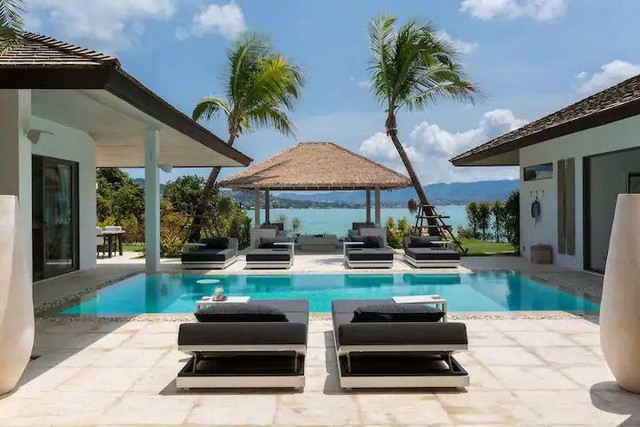 ขายวิลล่าหรู ชั้นเดียว 170 ตร.วา หาดปลายแหลม ติดชายทะเล ใกล้สนามบินนานาชาติสมุยที่ตั้ง: หาดปลายแหลม ต.บ่อผุด อ.เกาะสมุย จ.สุราษฎร์ธานีปลายแหลมบีชฟรอนท์วิลล่าตั้งอยู่ในพื้นที่ที่เป็นที่ต้องการและเป็นที่ต้องการมากที่สุดของสมุย วิลล่า 4 ห้องนอนอันมีเอกลักษณ์แห่งนี้นำเสนอจุดหมายปลายทางในวันหยุดที่หรูหราและพิเศษที่สุด เหมาะสำหรับครอบครัว เพื่อน และกิจกร