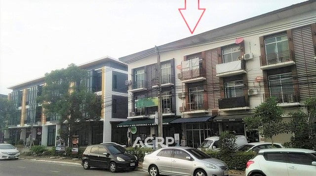 ขายต่ำกว่าราคาตลาด อาคารพาณิชย์ 3 ชั้น ติดถนนราชพฤกษ์ จ.เชียงใหม่ ที่ดินขนาด 15 ตร.ว. 3 นอน 3 น้ำ หน้ากว้าง 4 ม. เดินทางจากอุทยานหลวงราชพฤกษ์ประมาณ 1 กม. ทำเลดีมาก ติดถนนสายหลัก เหมาะทำโฮมออฟฟิศ สำนักงาน ใกล้ตลาดแม่เหียะ 1.8 กม. และแม็คโครหางดง 4 กม.ขาย 3,500,000 บาท(รหัสทรัพย์ 00158149) Contact Us+66 (0)88 268 2000info@acuterealtyconsultant.comLine Official : http://lin.ee/N9TaR0qhttps://www.acr-partner.com