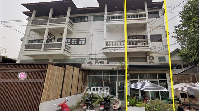 ขายตึกแถวนิมมาน จ.เชียงใหม่ พร้อมผู้เช่า ปัจจุบันทำร้านกาแฟ สัญญาหมด  31 กรกฎาคม 68 ขนาด 30.5 ตร.ว. 3 ชั้น หน้ากว้าง 4.5 ม. สามารถทำธุรกิจได้หลายประเภท ทำเลดีย่านเศรษฐกิจของเมืองเชียงใหม่ นักท่องเที่ยวพลุกพล่าน ใกล้วันนิมมานเพียง 200 ม. ห้างเมญ่า โรงพยาบาลสวนดอก และสนามบิน  ขาย 13,500,000 บาท(รหัสทรัพย์ 00156283)Contact Us+66 (0)88 268 2000info@acuterealtyconsultant.comLine Official : http://lin.ee/N9TaR0qhttps://www.acr-partner.com