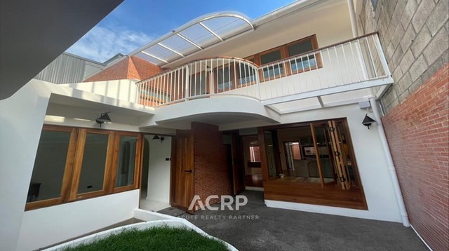 ขายทาวน์เฮ้าส์หลังมหาวิทยาลัยเชียงใหม่ ตกแต่งพร้อมอยู่ ที่ดิน 31 ตร.ว. บ้าน 3 นอน 3 น้ำ ทำเลดีมาก อยู่ในย่านนักศึกษา เหมาะสำหรับพักอาศัยสำหรับผู้ที่ต้องการความสะดวกสบายในการเดินทาง เพราะใกล้มหาวิทยาลัยเชียงใหม่เพียง 200 เมตร โรงพยาบาลสวนดอก ตลาด และห้างสรรพสินค้า หรือจะทำธุรกิจปล่อยเช่ารายวัน/รายเดือนได้ ขาย 9,900,000 บาท(รหัสทรัพย์ 00156074) Contact Us+66 (0)88 268 2000info@acuterealtyconsultant.comLine Official