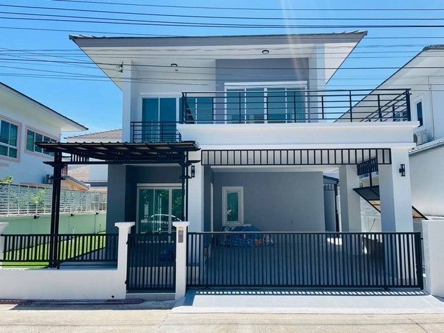 เปิดจอง #บ้านรีโนเวทใหม่ #มบ.คริสตัลพลัส-ศรีราชา บ้านเดี่ยว 2 ชั้น พื้นที่ 54 ตรว. 2ชั้น  3 ห้องนอน 3 ห้องน้ำ 2 ที่จอดรถ 1 ครัวใหญ่รีโนเวทจัดเต็ม ต่อเติมครัวจัดเต็ม Full Optionขายถูกมาก ราคา 3.89 ลบ.หมู่บ้านคริสตัลพลัส-ศรีราชา (ติดถนนหลักศรีราชา-หนองยายบู่)ฟรีค่าใช้จ่ายในวันโอนทำสีใหม่ภายใน-นอกทั้งหลังปูกระเบื้องใหม่ชั้น1ปูพื้น SPC ใหม่ชั้น2เปลี่ยนสุขภัณท์ (Cotto) ปูกระเบื้องห้อง�