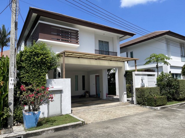 ขาย บ้านเดี่ยว 2 ชั้น โครงการหมู่บ้าน เนอวานา พระรามเก้า ขนาด 200 ตร.ม. ใกล้สถานีแอร์พอร์ตลิ้งค์ ทับช้าง ตกแต่งพร้อมเข้าอยู่ ที่ตั้ง: แขวงทับช้าง เขตสะพานสูง กรุงเทพมหานคร 10250รายละเอียด- เนื้อที่ 59.3 ตร.ว.  - พื้นที่ใช้สอย 200 ตร.ม.- 3 ห้องนอน - 3 ห้องน้ำ - จอดรถ 2 คัน- นั่งเล่น - เตรียมอาหาร - รับประทานอาหาร - ระเบียงในสวน พร้อมบ่อน้ำพุ - ให้ tv จอยักษ์ ให้ 2 เครื่อง- พร้อมเข้าอยู่โดนไม�