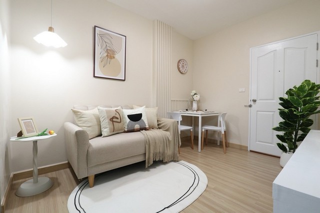 ขายคอนโด Condo The Kith แจ้งวัฒนะ ภายในห้องมีพื้นที่กว้างขวางมาก ตกแต่งด้วยเฟอรฺ์นิเจอร์สไตล์โมเดิร์นมินิมอล โทนสีสวยสะอาดตาสุด ๆ ให้ความรู้สึกสวย อบอุ่นเหมือนอยู่บ้าน เฟอร์นิเจอร์แน่น แต่งให้ครบหมด จัดให้สวยพร้อมเข้าอยู่ได้ทันที ทั้งยังมีสิ่งอำนวยความสะดวกครบทุกฟังค์ชั่น รายละเอียดห้อง- อาคาร A ชั้น 5- ขนาด 28.94 ตร.ม.- 1ห้องนอนกั้นแยกโซน 1ครัวแยก 1ห้องนั่งเล่นกว้า