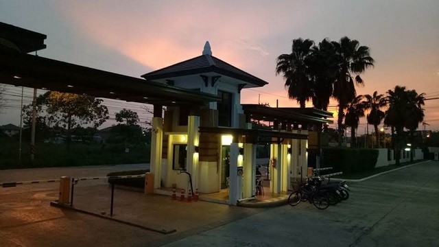 ขาย บ้านเดี่ยว 2 ชั้น Type B เนื้อที่ 143.90 ตารางวา  มี 2 โฉนด(โฉนดบ้าน 72 ตรวาและ โฉนดสวน 71 ตรวา )ภายในหมู่บ้านหรู ใจกลางบางแสน ราคาถูกกว่าราคาตลาดมากโครงการหมู่บ้านแกรนด์มณีรินทร์ สามมุข-บางแสนขนาด 3 ห้องนอน 3 ห้องน้ำ (outdoor shower ชั้นล่าง)ห้องรับแขกห้องครัวไทยด้านนอก และครัวยุโรปด้านใน และพื้นที่สำหรับห้องทานอาหาร บิ้วอินชั้นวางทีวีห้องรับแขก ห้องครัว ห้องนอนใหญ่และขยาย