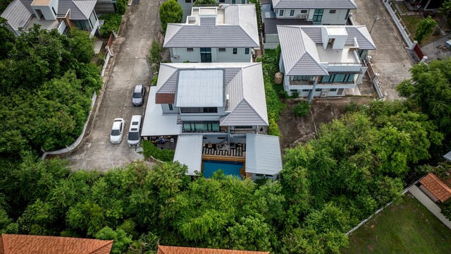 บ้านหรูพลูวิลล่าให้เช่ารายปี 65,000   บาทต่อเดือนบ้านหลังใหญ่ ขนาด 4 ห้องนอน 5 ห้องน้ำใจกลางบางแสน เงียบสงบเหมาะกับผู้บริหารที่ต้องมาพักผ่อน หรือต้องการความเป็นส่วนตัว (บ้านหลังมุม)เพียง  5 นาทีถึงหาดบางแสน มีฟังก์ชั่นครบ พร้อมเฟอร์เเต็มบ้าน หิ้วกระเป๋าอยุ่ได้ทันทีในบริเวณบ้านมีฟิตเนส และสระน้ำส่วนตัว  และห้องทำงาน และห้องเอนเตอร์เทน หาไม่ได้แล้วในบางแสน