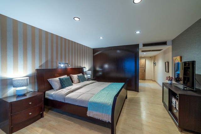 ให้เช่าคอนโดรอยัลซีพาเลขชั้น 6 ขนาด 79 ตรม. 2 ห้องทะลุเข้าหากัน1 ห้องนอน 2 ห้องน้ำ ราคา 6.59 ล้านบาทเช่า  25,000 บาท  สัญญา 1 ปี พร้อมเฟอร์นิเจอร์ครบ หิ้วกระเป๋าเข้าอยู่ได้ทันทีติดทะเลบางแสน วิวทะเลสุด 180 องศา  มองออกมาเห็นทะเลสุดลูกหูลูกตา บรรยากาศดีมาก เหมาะกับการเป็นบ้านพักตากอากาศหรือซื้อเก็บเป็นทรัพย์สิน ทำเลแบบนี้ปัจจุบันหายากแล้วเดินทางง่าย เข้ากรุงเทพก็สะด