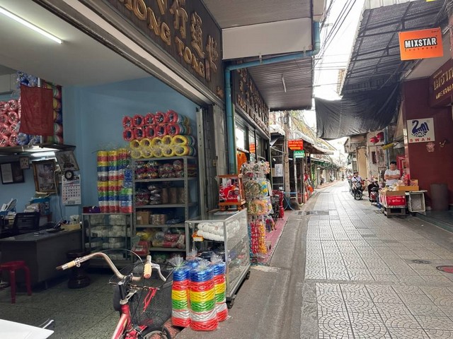 ด่วน ตึกแถวสำเพ็ง ทำเลค้าขายสำเพ็ง ซ. วานิช1 เนื้อที่ 25 ตร.ว. หน้ากว้าง 5 เมตรลึก 20 เมตร ตึก 3 ชั้นครึ่ง มีห้องน้ำ 3ห้องแขวงสัมพันธวงศ์ เขตสัมพันธวงศ์ กรุงเทพมหานคร 10100เพียง 35,000,000.-เหมาะ hostel ย่านแบบนี้ คุ้มมาก….ติดต่อ 096 964 5474 บี ธนภรณ์ทักแชท 096 964 5474สนใจสอบถามติดต่อได้เลยนะคะ 