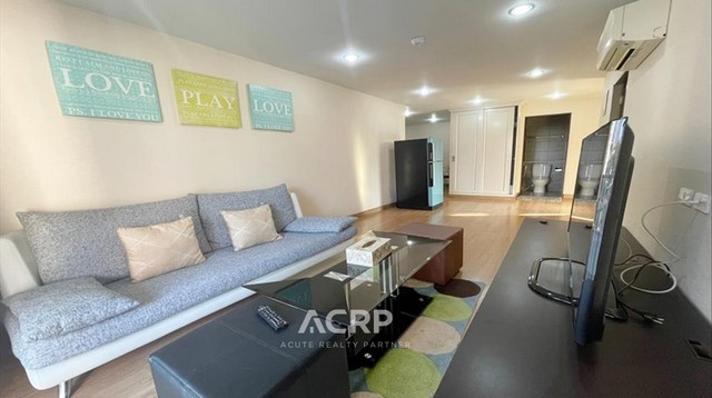 ขายคอนโดในนิมมาน จ.เชียงใหม่ พร้อมเฟอร์นิเจอร์และเครื่องใช้ไฟฟ้าครบ ขนาด 80 ตร.ม. 2 ห้องนอน 2 ห้องน้ำ สามารถชมวิวได้ 2 ด้าน คือ พระธาตุดอยสุเทพ และวิวฝั่งนิมมานถึงห้างเมญ่า วิวสวย เห็นพระธาตุดอยสุเทพทั้ง 2 ห้องนอน มีระเบียงที่กว้าง ทางเข้าเป็นส่วนตัวไม่แออัด เหมาะสำหรับการพักผ่อน รอบโครงการมีร้านอาหาร ห้างสรรพสินค้า ตลาดกลางคืน อยู่กลางเมืองเชียงใหม่ ใกล้