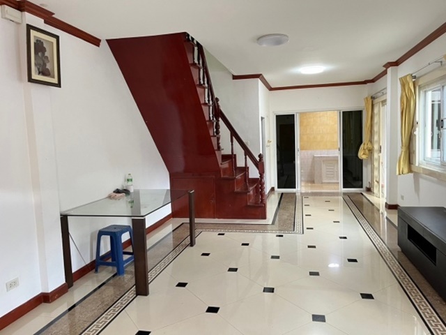 สำนักงานเขตห้วยขวาง 500ม. บ้านเดี่ยว 2 ชั้น  32ตรว.MRTห้วยขวาง 1.2 กม.  2นอน 2น้ำ 1ครัว 3จอดรถ รัชดา เดอะสตรีท 3 กม.