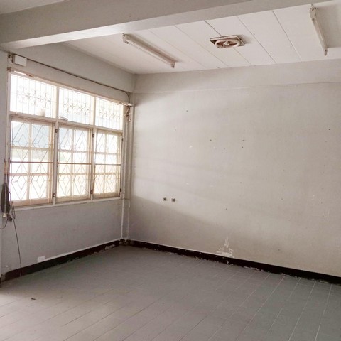 ขายทาวเฮ้าส์ 2 ชั้น ลาดพร้าว44 กทม. เข้าซอยประมาณ 200 เมตร  ปากซอยเป็นสถานีรถไฟฟ้า สายสีเหลือง สถานีภาวนา