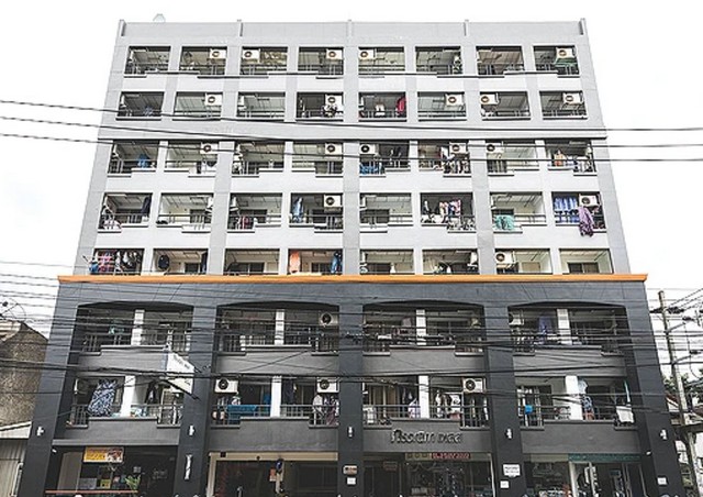 ข้อมูลทรัพย์สิน พื้นที่ใช้สอย 3300 ตรม.จำนวนชั้น: 8ที่ดินกว้าง: 29 เมตรที่ดินลึก: 28 เมตรวัสดุพื้นชั้นล่าง-บน: กระเบื้อง-กระเบื้องห้องนอน: 140 ห้องน้ำ: 140ที่จอดรถ: 40ห้องแอร์  24 ตรม. ราคา 3,700.- /ดห้องแอร์+น้ำอุ่น 24 ตรม. ราคา 4,200.-/ดห้องแอร์ VIP 26 ตรม. ราคา 4,500.-/ดร้านค้า เช่า 3,500-7,000.-บาท/เดือนอินเทอร์เน็ต: 200 บาทค่าน้ำ: 17 บาท/ยูนิตมีบริการให้เช่า ทีวี LED ราคา 300.-/เดือนตู้เย็น 2 ชั้น ราคา 200.-/เดือนตู้เย็น 