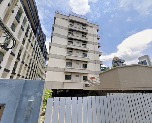 จำนวนชั้น 7 ชั้นจำนวนห้อง 12 ยูนิต ประกอบด้วยรูปแบบห้อง 1 แบบ คือ 3 ห้องนอน 2 ห้องน้ำ (220.0 - 270.0 ตร.ม.)ขนาดที่ดิน209 ตร.ว.พื้นที่ใช้สอย (ตร.ม.)2200 ตร.ม.ราคาเช่า  75,000- 85,000 บาท/เดือนสิ่งอำนวยความสะดวก สิ่งอำนวยความสะดวกในคอนโด-เฟอร์นิเจอร์ครบตกเเต่งสวยหรู-เครื่องทำน้ำอุ่น,เครื่องปรับอากาศ-Wifi อินเตอร์เน็ต-โซนครัว,มีโซฟา-สุนัขขนาดเล็กน้ำหนักไม่เกิน 15 กก. และแมวสามารถเข้าพักได้ส่วนก�