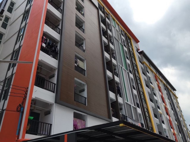 อพาร์ทเม้นท์ กว้าง หรู ดูดี ใกล้มหาลัยราชมงคลจำนวนชั้น: 8,9ห้องกว้าง 26.5 ตารางเมตร ที่ดินลึก: 20 เมตรวัสดุพื้นชั้นล่าง-บน: กระเบื้อง-กระเบื้องห้องนอน: 253ห้องน้ำ: 253ที่จอดรถ: 50จำนวนเครื่องปรับอากาศ: 253ลิฟท์ 2 ตัวรายได้-4,500 - 4,700 บาท/เดือน (ผู้เช่าเต็ม)-ค่าไฟ  :5/หน่วย-ค่าน้ำ  : 30/หน่วย-ค่าส่วนกลาง : 300 บาทสิ่งอำนวยความสะดวก-เครื่องปรับอากาศ, เครื่องทำน้ำอุ่น, ไมโครเวฟ, อ่างล้างจาน-เฟอ�