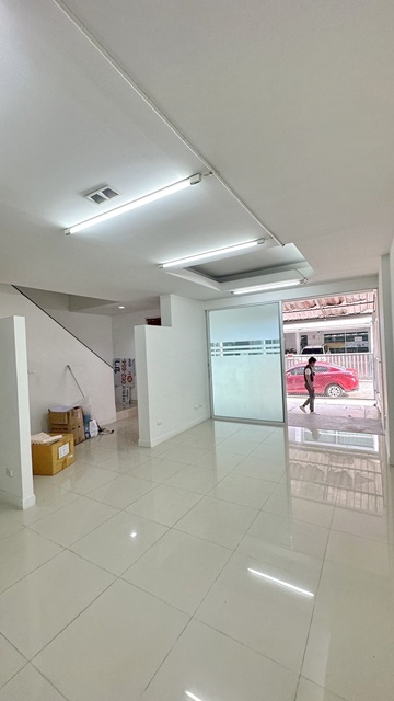 หน้ากว้าง 8.5 ม.  23 ตร.ว.บางพลี 750 ม.โลตัส ซิตี้ พาร์ค ให้เช่า โฮมออฟฟิศ 3 ชั้น  เทพารักษ์ 4นอน  บางนา-ตราด กม. 21-25  ตลาดใจโต 4แอร์