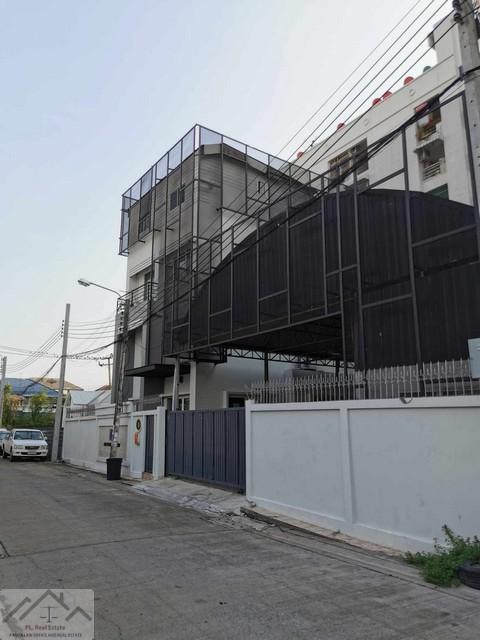 ขายโฮมออฟฟิต 4 ชั้น ถนนลาดพร้าว 71 ย่านเลียบด่วน นาคนิวาส โชคชัย 4 ใกล้เซ็นทรัลอีสวิวส์ราคาขาย 18,500,000 บาท ( โอนคนละครึ่ง ค่าภาษีผู้ขายรับผิดชอบ )ที่ตั้ง ถนนลาดพร้าว 71 ซอยนาคนิวาส 37 แขวลาดพร้าว เขตลาดพร้าว กรุงเทพมหานครติดต่อ : คุณภัสพงณ์ 063-409-8164Line : deedaa23เนื้อที่ 83 ตารางวา จำนวน 4 ชั้น 7 ห้องทั้งหมด 1 ห้องนอกอาคาร จอดรถ 6 คันพื้นที่ใช้สอย ตัวอาคารหลัก 315 ตารางเมตรพื้นที่ใช้สอย �