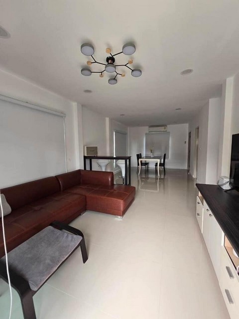 ให้เช่าบ้านเดี่ยว 2 ชั้นเฟอร์นิเจอร์ครบ 60 ตารางวา 3 ห้องนอน  2ห้องน้ำ  1 ห้องครัวใน 1 ครัว นอก  3-4 ที่จอดรถในบ้าน และหน้าบ้านอีก 2คัน