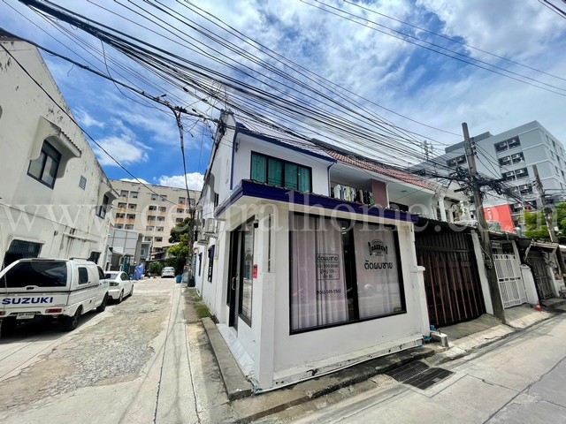 รหัสทรัพย์  5673ทาวน์เฮ้าส์ ลาดพร้าว 41(ซอยภาวนา) หลังริมที่ตั้ง : ถนน ลาดพร้าว 41 แยก 2-2 แขวง ลาดยาว เขต บางเขน กทม. 10900รายละเอียดทรัพย์ - ทาวน์โฮม 2 ชั้น, ขนาดพื้นที่ 19 ตารางวา, พื้นที่ใช้สอย 100 ตารางเมตร- 1 ห้องนอน, 2 ห้องน้ำ, 1 ห้องครัว, 1 ห้องรับแขก- หน้าบ้านกว้าง 5 เมตร หันหน้าทิศเหนือ- ชั้นล่างพื้นกระเบื้อง / ชั้นบนพื้นลามิเนต- บ้านสวย รีโนเวทใหม่ พร้อมอยู่ ทำเ