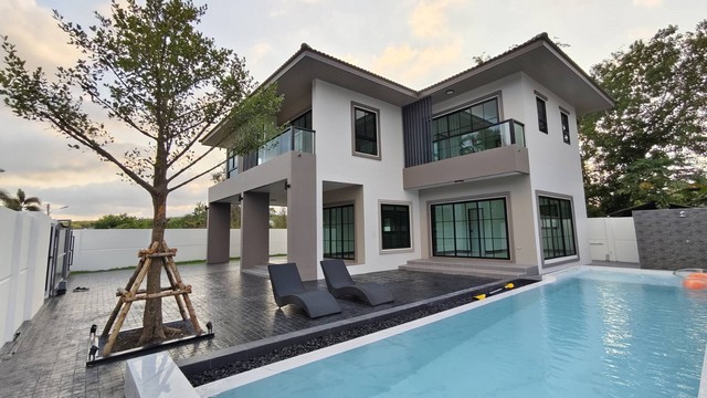 บ้านเดี่ยว 2 ชั้น พร้อมสระว่ายน้ำเกลือ ระบบสปา มาบข่า ระยอง (มือ 1)ลดราคาลงอย่างมากเพื่อให้คุณได้เป็นเจ้าของในราคาที่สุดคุ้ม!ที่ตั้ง  ซอยสำนักอ้ายงอน ต.มาบข่า อ.นิคมพัฒนา จ.ระยอง- บ้านเดี่ยว  2  ชั้น- บ้านเลขที่มงคล 8/88 - หันหน้าทิศตะวันออก ได้รับลมเย็นตลอดวัน- ขนาดที่ดิน  100  ตร.ว.- พื้นที่ใช้สอย  300  ตรม.- 4  ห้องนอน  4  ห้องน้ำ- 1  ห้องครัว  แถม บิ้วอิน เตาอบ เตาแก๊ส เครื่องดูดค�