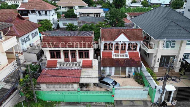 รหัสทรัพย์ : 5216บ้านเดี่ยว 2 หลัง พร้อมที่ดิน 81 ตารางวา ลาดพร้าว 25 ราคาถูกที่ตั้ง ซอยลาดพร้าว 25 แยก 2 แขวงจันทรเกษม เขตจตุจักร กรุงเทพมหานคร 10900รายละเอียดทรัพย์- บ้านเดี่ยวสร้างเอง 2 หลัง- เนื้อที่รวม 81 ตารางวา, พื้นที่ใช้สอยรวม 300 ตารางเมตร - หน้าที่ดิน กว้าง 18 เมตร, ลึก 18 เมตร - 4 ห้องนอน, 1 ห้องอเนกประสงค์, 3 ห้องน้ำ, 2 ห้องรับแขก, 2 ห้องครัว, 2 ที่จอดรถ- บ้านห