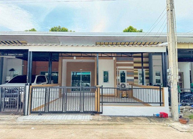 KDH002 ขายบ้าน ประภัสสร พรีซีโอ พาร์ค บ่อวิน ขนาด 25 ต.ร.วา ราคาขาย 1.49 ล้านบาท (บริการฟรี​ ยื่นกู้ธนาคาร​ ฟรีค่าธรรมเนียมโอนฯ​)รายละเอียด:- ขนาด 25 ต.ร.วา- 2ห้องนอน​ 1ห้องน้ำ​ 1ที่จอดรถ- ทาสีใหม่ทั้งภายใน​ , ภายนอก- ฟรีแอร์​ 1เครื่อง​ พร้อมติดตั้ง- ฟรีชุดโต๊ะรับประทานอาหาร- ต่อเติมครัว เคาน์เตอร์ครัว- ฟรีเตาแก๊ส และเครื่องดูดควัน- ต่อเติมหลังคาโรงจอดรถ​ ปูกระเบื้องหน้าบ้าน- �