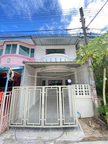 ขายบ้านทาวน์เฮ้าส์ 2 ชั้นราคาถูก หมู่บ้านเทพมงคล ใกล้แหล่งชุมชน&nbsp;ศาลากลางจังหวัดปทุมธานี เดินทางง่าย ใกล้สิ่งอำนวยความสะดวกราคาขาย 1,590,000 บาทขนาดพื้นที่ 20 ตารางวา มี 3 ห้องนอน 2 ห้องน้ำ 1 ห้องครัว 1ห้องรับเเขก 1 จอดรถที่ตั้ง ถนน กรุงเทพ-ปทุมธานี ซอยเทคโนแหลมทอง ต.บางเดื่อ อ.เมือง จ.ปทุมธานี#การเดินทางสะดวกเข้าออกได้เส้นทาง สถานที่ใกล้เคียง- ใกล้โรงเรียนปทุมวิไล-