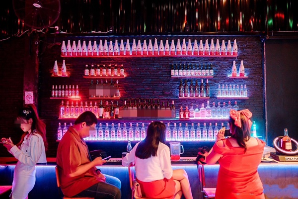  สนใจติดต่อโทร.080-096-2496Line : https://line.me/ti/p/gYo1yLCujgเซ้ง‼️ ร้านเหล้า ย่าน ม.เกษตร  #ร้านยังเปิดให้บริการ #เปิดมา5ปี  มีฐานลูกค้าเดิมและลูกค้าประจำ  #ติดBTSเสนานิคม ลูกค้าเดินทางสะดวก หน้าร้านมีลานจอดรถ #ให้ช่องทางSocial มีผู้ติดตามเยอะทั้ง FB ,IG, Tiktok , Line offcial- เซ้งเพียง 2.5 ล้าน #พร้อมอุปกรณ์ทุกอย่างในร้าน- สนใจจิงๆ มาดูร้านและต่อรองราคากันได้-พื้นที่รองรับลูกค้า มีทั้งโต๊ะนั่งและ