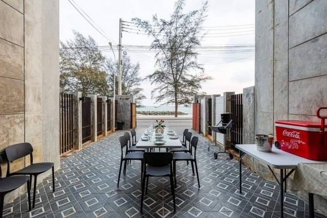 TEL:088-559 5199 คุณเอLine: https://line.me/ti/p/C0eGe0whLXขายบ้านทาวน์โฮม 3 ชั้น ริมทะเลพิกัด : เนินพระ ระยองราคาขาย 8,500,000 บาทค่าธรรมเนียมโอน คนละครึ่งเนื้อที่ขนาด 37.5 ตารางวา4 ห้องนอน 5 ห้องน้ำ    วัสดุก่อสร้างอิฐแดงทั้งหลังเหมาะทั้งอยู่อาศัย หรือลงทุนปล่อยเช่ารายวัน พร้อมเข้าอยู่ สนใจจริงคุยต่อรองราคาได้T : A14