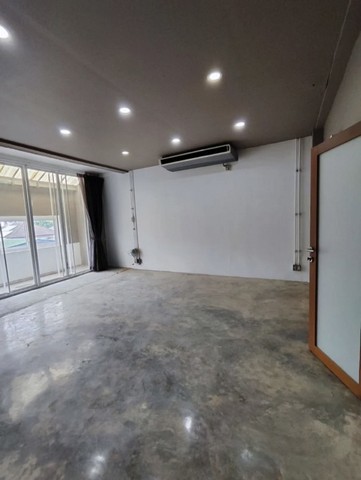 ขายอาคารพาณิชย์ โฮมออฟฟิศ 3 ชั้น รัชดา 32 ลาดพร้าว 35  ขนาด 33 ตร.วา เหมาะสำหรับปล่อยเช่า โกดังเก็บของ หรือทำธุรกิจ