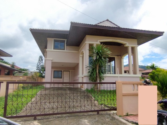 ที่ตั้ง   ซอยสนามกอล์ฟดิเอมเมอรัล บ้านฉาง ระยอง- 3 ห้องนอน  2 ห้องน้ำ- 1 ห้องครัว- 1 ห้องโถง- 1 ห้องนอนแม่บ้าน  1 ห้องน้ำแม่บ้าน  (อยู่ด้านหลังของตัวบ้าน)- 2 จอดรถบ้าน 2 ชั้นเล่นระดับ แบบสถาปัตยกรรมร่วมสมัย ห้องรับแขกเป็นห้องโถงใหญ่ เพดานสูงโปร่ง ห้องรับประทานอาหารและห้องครัวเป็นพื้นที่เชื่อมกัน ออกสู่สวนหลังบ้านห้องแม่บ้านและห้องน้ำแม่บ้านอยู่ด้านหลังของตัวบ้า�