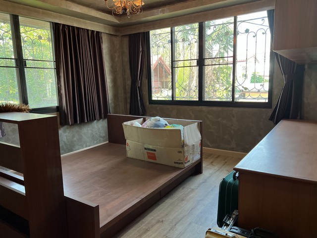 บ้าน บ้านเดี่ยว ลาดพร้าว 41 4 BR 11000000 BAHT. ใกล้ สามารถใช้ทางเข้าออกได้หลายเส้นทาง (รัชดา, ลาดพร้าว, ลาดพร้าว-วังหิน) และอยู่ห่างสถานีรถไฟฟ้าสายสีเหลือง ประมาณ 1 กม. ทำเลน่าอยู่ กรุงเทพ