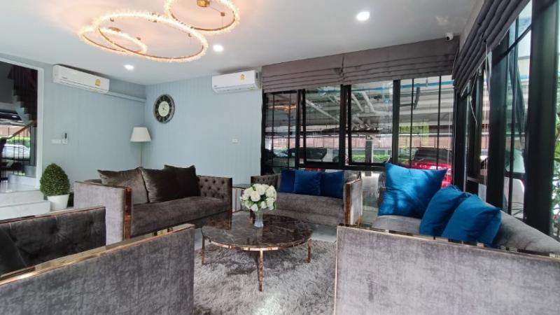 ขายคอนโดพร้อมผู้เช่า  ซื้อปุ๊บ มีคนช่วยผ่อนปั๊บ The Belgravia Ratchada-Ladprao  เดอะ เบลกราเวีย รัชดา - ลาดพร้าว 15ซอยลาดพร้าว 15 แยก 2 - 4แขวงจอมพล เขตจตุจักร กทมคอนโดใหม่ เพิ่งสร้างเสร็จประมาณ 3 ปีในซอยลาดพร้าว 15 แยก 2 - 4เป็นคอนโด Low-rise  สูง 8 ชั้นสามารถเข้าออกจากซอยศาลยุติธรรม ถ.รัชดาภิเษกได้ โดยตัวโครงการจะอยู่ติดด้านหลังอาคารศาลยุติธรรมสถานที่ใกล้เคียง :- ใกล้สถานีรถไฟ MRT ลาดพร้าว ประ