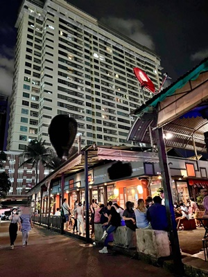  ท่านที่สนใจธุรกิจนี้ โปรดติดต่อโทร 094-217-8717Line = id_riderนี่คือโอกาสที่คุณไม่ควรพลาด‼️ ในการเป็นเจ้าของร้านชาบูที่  #ทำเลที่ดีที่สุดในกรุงเทพ อย่าปล่อยให้หลุดมือ หรือสร้างธุรกิจที่คุณใฝ่ฝันได้ทันที‼️ ทำไมคุณถึงไม่ควรพลาดโอกาสนี้!- ทำเลทองใจกลางเมือง: ร้านตั้งอยู่ในทำเลที่เข้าถึงง่าย- ติด BTSราชเทวี มีที่จอดรถ ใกล้แหล่งชุมชนและถนนหลักที่พลุกพล่าน ซึ่งเป็น