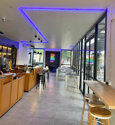 สนใจติดต่อโทร 081-846-4825Line = wiroonsw2ให้เช่า #ตกแต่งร้านพร้อมครัว‼️ ร้านอาหาร-คาเฟ่ #ลาดกระบัง #นิคมลาดกระบัง  เช่าเพียง 60,000 บ /เดือน คุ้มมาก มีที่จอดรถสะดวกสบาย 50++คัน- ลาดกระบัง ติดถนนฉลองกรุงปากซอยฉลองกรุง24- มีฐานลูกค้าเดิม ทั้งลูกค้าประจำหรือลูกค้าจัดเลี้ยงและสัมนา- ร้านตกแต่งสวยงาม ติดถนนใหญ่ มีทุกอย่างครบครันพร้อมเปิดบริการ- ร้านติดถนน รถโดยสารผ่านตลอด  สถานที