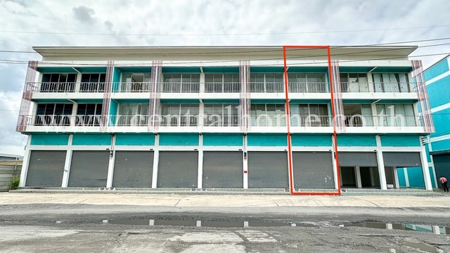 รหัสทรัพย์ : 5318อาคารพาณิชย์ 3 ชั้นครึ่ง ห้องใหม่ ทำเลดี ราคาถูก ใกล้ตลาดไอยรา 1 (ตลาดไท)ที่ตั้ง ซอยมนต์ณัฐกานต์ ถนนพหลโยธิน  ตำบล คลองหนึ่ง อำเภอ คลองหลวง จังหวัด ปทุมธานี 12120รายละเอียดทรัพย์- อาคารพาณิชย์ 1 คูหา 3.5 ชั้น - ขนาดพื้นที่ 16.7 ตารางวา, พื้นที่ใช้สอย 160.8 ตารางเมตร- ขนาดแปลงที่ดิน กว้าง 4 เมตร ลึก 12 เมตร- ที่จอดรถหน้าอาคารกว้าง 6 เมตร - ที่ดินเป็นรู