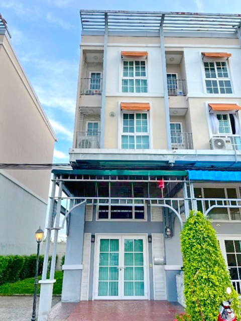 โฮมออฟฟิตให้เช่า  3.5 ชั้น พร้อมอยู่ บางนา การ์เด้น 9 ABACบางนา 3นอน 3น้ำ 4แอร์ 17,999-18,999 B-M บางนา  20ตร.ว.  212ตร.ม.  เมทโทร Bangna Garden 9 Metro ABAC Bangna Home office for rent 3.5Storey ready to move in 3bed 3bath 4a/c 17,999-18,999B-M Bangna 20sq.wa 212sqm. 20ตร.ว.  212ตร.ม. 20sq.wa 212sqm. ข้อมูลทั่วไปขนาด: กว้าง 4 เมตร ลึก 16.5 เมตรสถานที่: วิทยาเขตสุวรรณภูมิรายละเอียดภายในอาคารชั้น 1พื้นปูด้วยกระเบื้องแกรนิตโต้ขนาด 60x60 ซม.มีแอร์ 1 ตัวระบบไฟแสงสว่างเหมาะสำหรับทำสำนักงานห้องน้ำ 1 ห้อ