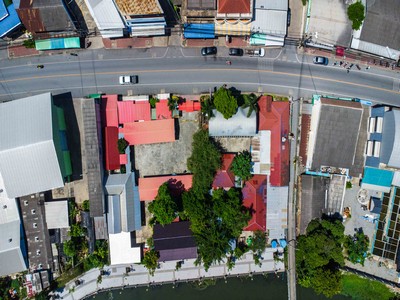 การลงทุนที่คุ้มค่า!! ขาย ร้านอาหาร ตัวเมืองนครปฐม จุดยุทธศาสตร์ทำเลที่ตั้งร้านอาหาร อีกหนึ่งทำเลที่ดีที่สุดใจกลางเมือง ถนนสวนตะไคร้ ริมน้ำ พร้อมดำเนินกิจการต่อได้ทันที หรือพัฒนาเป็นร้านอาหารสุดชิค ร้านคาเฟ่สุดแนว ด้วยพื้นที่ถึง 376 ตารางวา มีห้องจัดเลี้ยงใหญ่ ห้องคาราโอเกะ โซนรับประทานอาหารห้องแอร์ และริมน้ำ เฉลี่ยตารางวาละ 66,500 บาท พื้นที่ใช้สอยประม