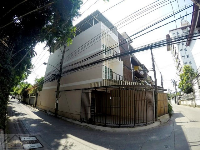 ให้เช่าทาวน์โฮม 4 ชั้น  รวมชั้นดาดฟ้า หลังมุม สุขุมวิท 65 ขนาด 168 ตรม. 4 ห้องนอน ใกล้ BTS เอกมัย