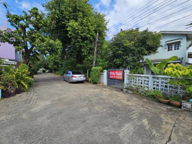 ขายที่ดินซอยติวานนท์-ปากเกร็ด 27ที่ดินแถมบ้านปากเกร็ดต.บางพูด อ.ปากเกร็ด จ.นนทบุรีเนื้อที่ 50 ตร.วที่ดินหน้ากว้าง 8 เมตรลึก 25 เมตรหน้าที่ติดถนนซอยทำเลจุดเด่น- เข้าออกสะดวกจากปากทางเพียง 300 เมตร- 10 นาที เมืองทองธานี- 10 นาที เซ็นทรัลแจ้งวัฒนะ- 10 นาที รถไฟฟ้าสายสีชมพู(สถานีศรีรัช – เมืองทองธานี)- 9 นาที Beehive Lifestyle Mall- ทางด่วน ขึ้น - ลงเมืองทอง- ห้าแยกปากเกร็ด- 4 นาที โรงพยาบาลกรุ