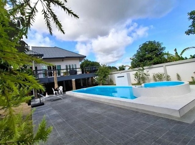 ขายบ้านเดี่ยวพูลวิลล่า 2 ชั้น ห้วยใหญ่ ชลบุรี  ขนาด 309 ตร.วา  ติดสนามกอล์ฟฟินิกซ์ แอร์ทั้งหลัง เฟอร์ครบ พร้อมเข้าอยู่ที่ตั้ง: ถนนสุขาภิบาล 2 ตําบลห้วยใหญ่ อำเภอบางละมุง ชลบุรีรายละเอียด- บ้านพูลวิลล่า 2 ชั้น- เนื้อที่ 309 ตร.วา- พื้นที่ใช้สอย 1236 ตร.ม.- 4ห้องนอน- 4ห้องน้ำ- 1 ห้องนั่งเล่น- 1 ห้องรับประทานอาหาร- 1 ห้องครัว- 1 ห้องพระ- ศาลาพร้อมระเบียงบาร์บีคิว- ห้องเก็บของขนาดใหญ�